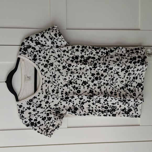 ❄️ 3/$25 J. CREW Black and White Floral T-shirt